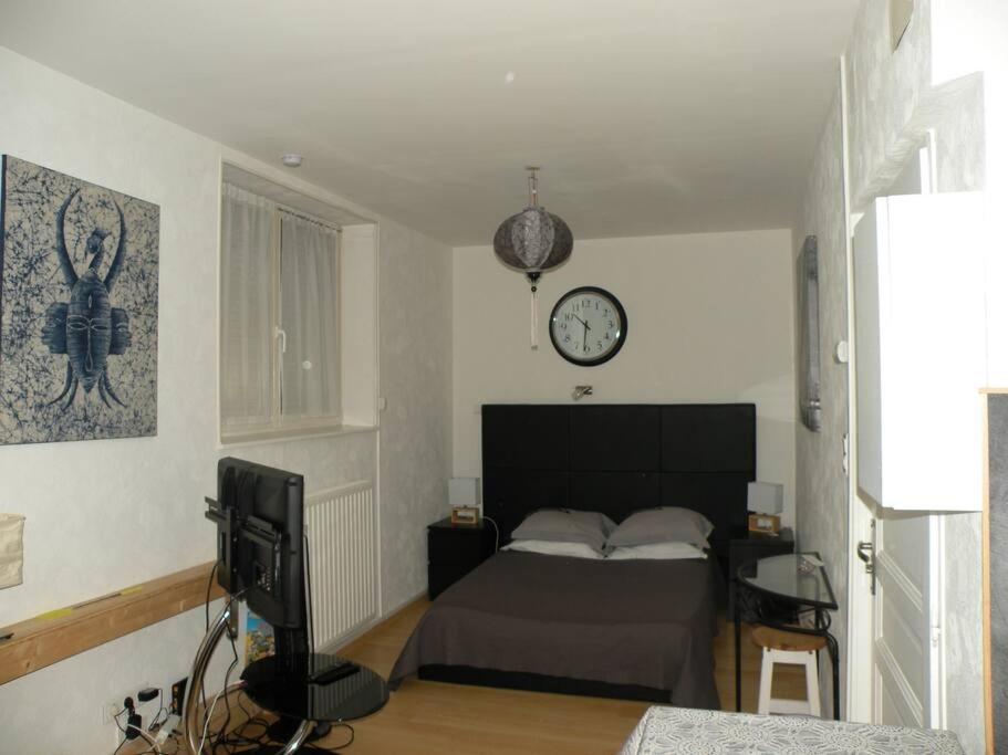Cama o camas de una habitaci&oacute;n en Charmant Studio &agrave; Belfort quartier Vosges