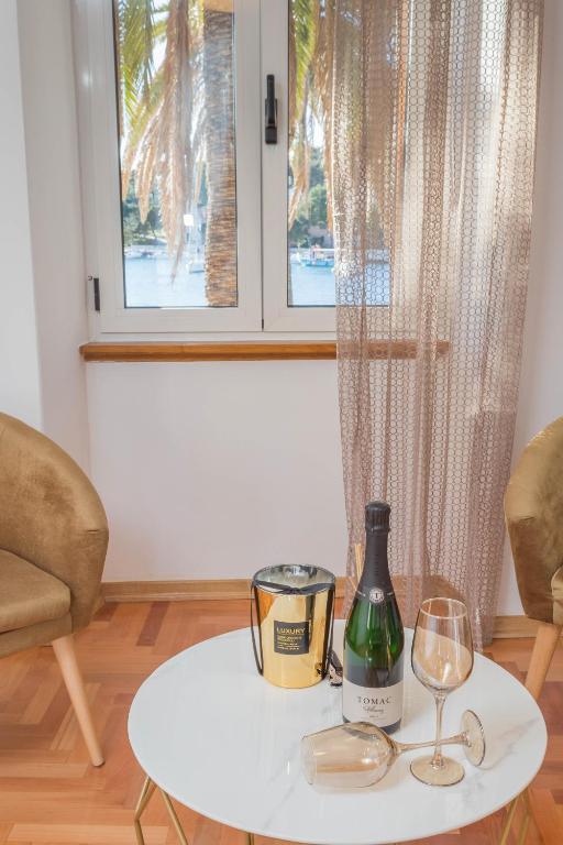 Nápoje v ubytování Deluxe Dreamy room in the Center of Hvar with Sea View