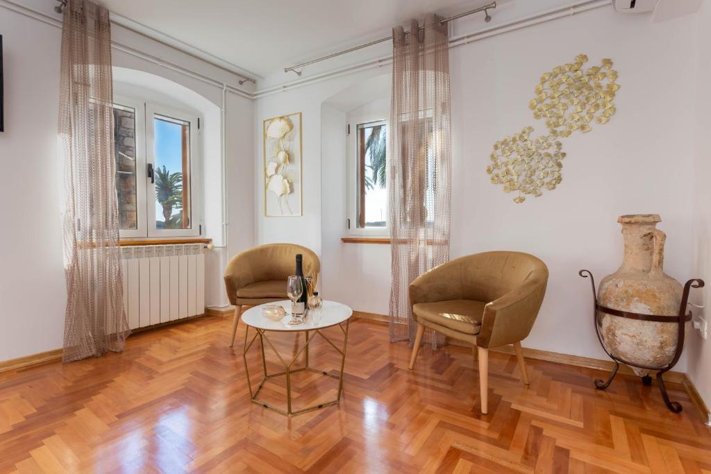 Posezení v ubytování Deluxe Dreamy room in the Center of Hvar with Sea View