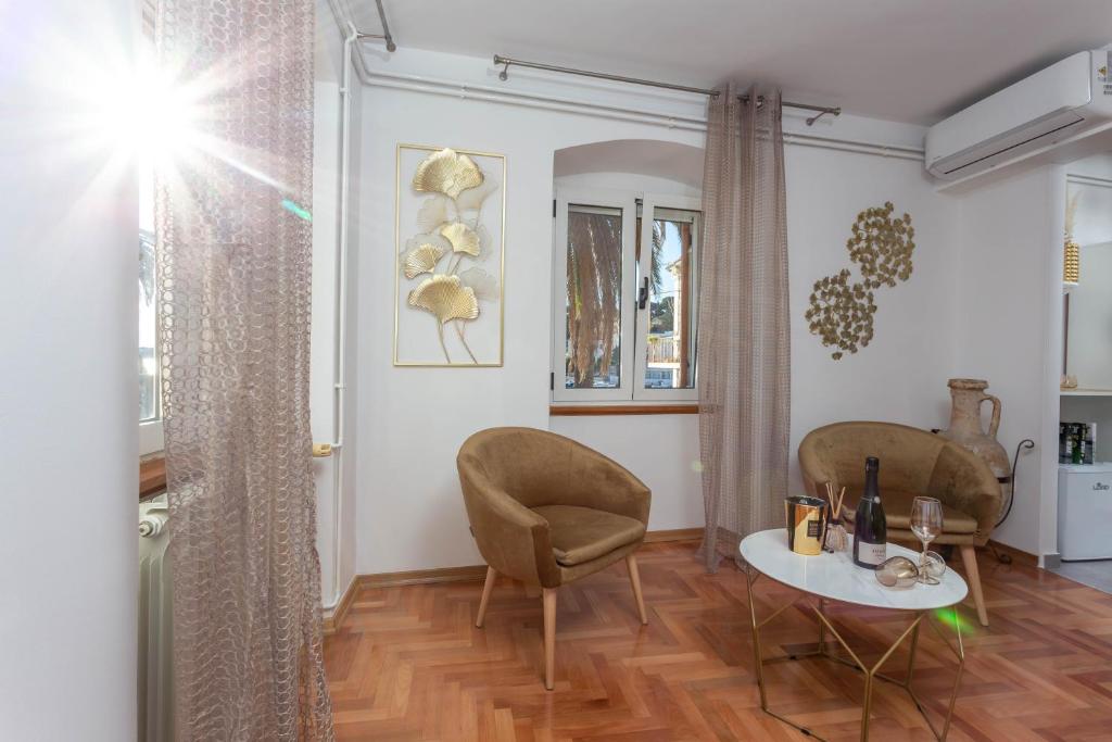 Posezení v ubytování Deluxe Dreamy room in the Center of Hvar with Sea View