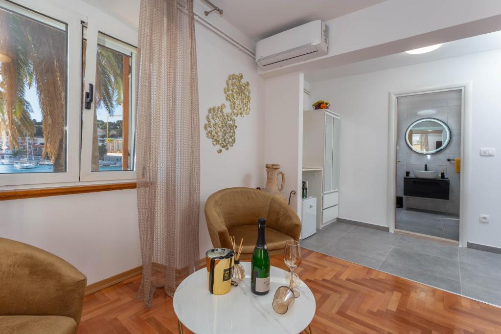 Posezení v ubytování Deluxe Dreamy room in the Center of Hvar with Sea View
