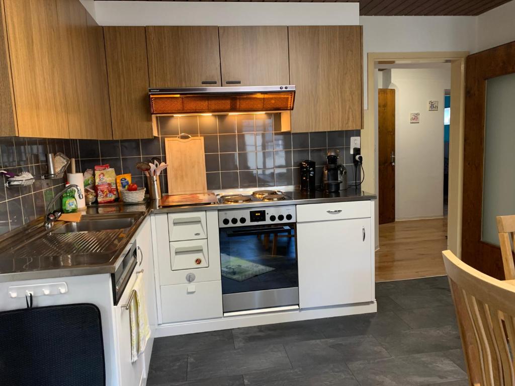 Een keuken of kitchenette bij Casa Restelli OG - nahe Andermatt Gotthard