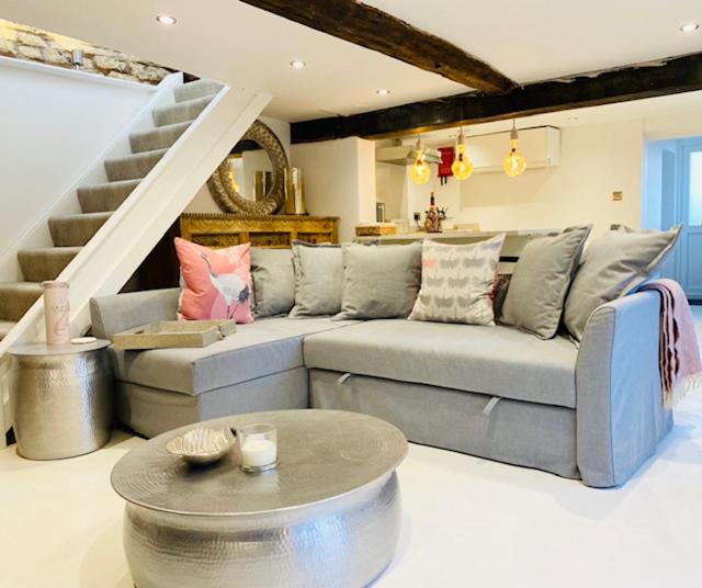 Gallery image of Warm, Modern 2 Bed Cottage in the Cotswolds in Bourton on the Hill