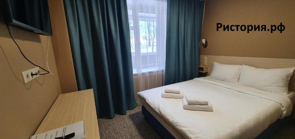 モスクワにあるРИсторияのベッドと窓が備わるホテルルーム