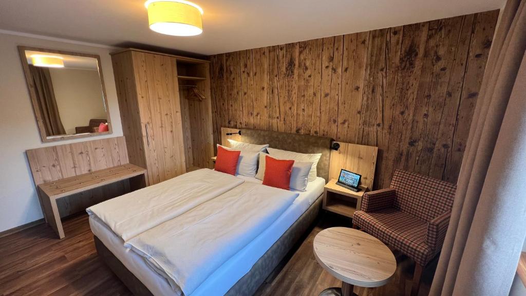 Postel nebo postele na pokoji v ubytování Dammschenke Gasthof & Hotel