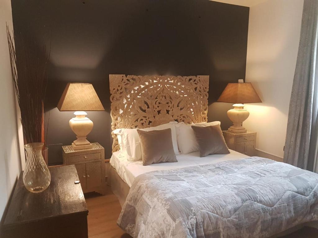 Un dormitorio con una cama grande con dos lámparas. en Ca' di Giò, en Venecia