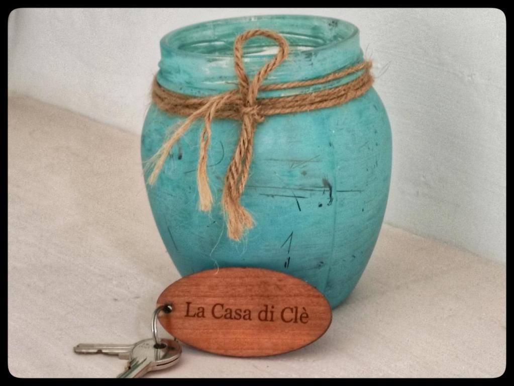Un frasco azul con una llave y una etiqueta. en La Casa di Clé, en Fasano