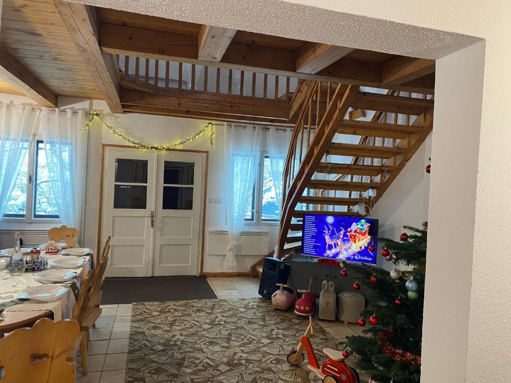 TV a/nebo společenská místnost v ubytování Casa Bucataria Fonix