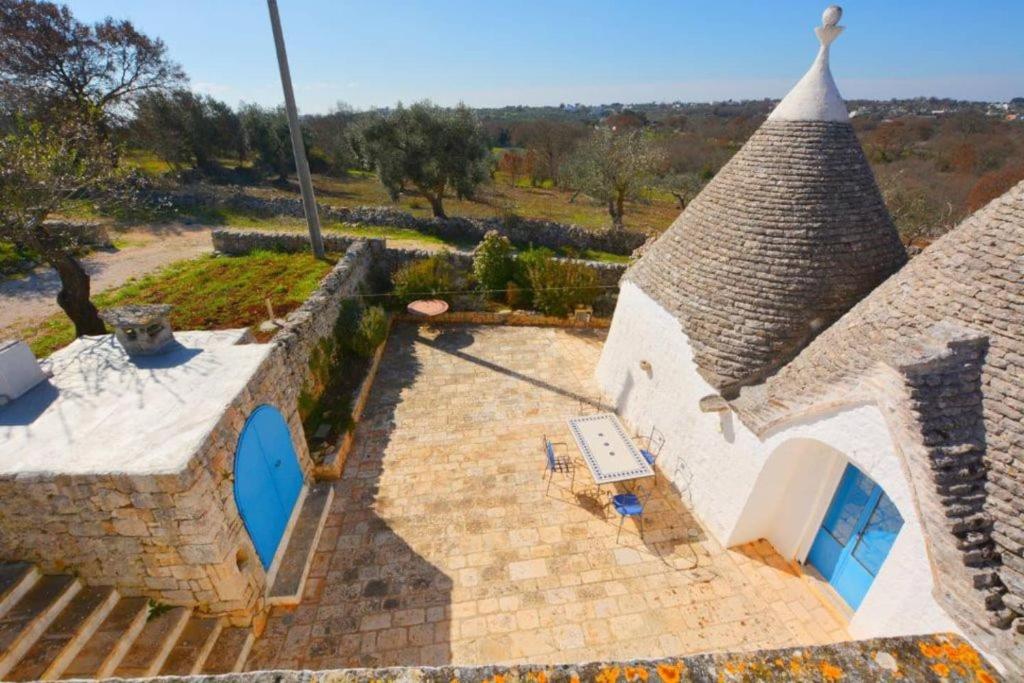 TRULLO AZZURRO...in un mare di verde