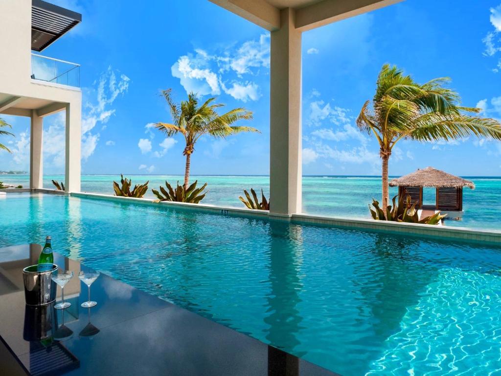 Bazén v ubytování Black Urchin Boutique Resort nebo v jeho okolí