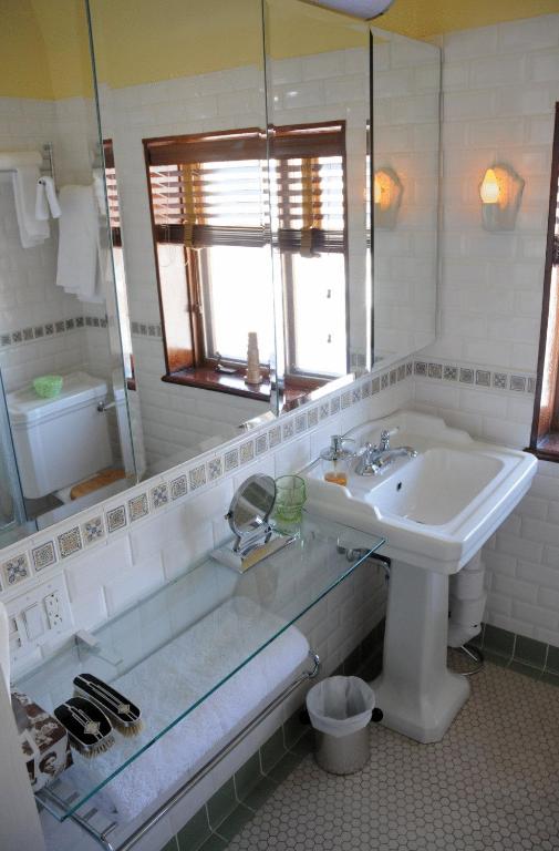 a bathroom with a sink and a mirror at Aux Années Folles in Quebec City