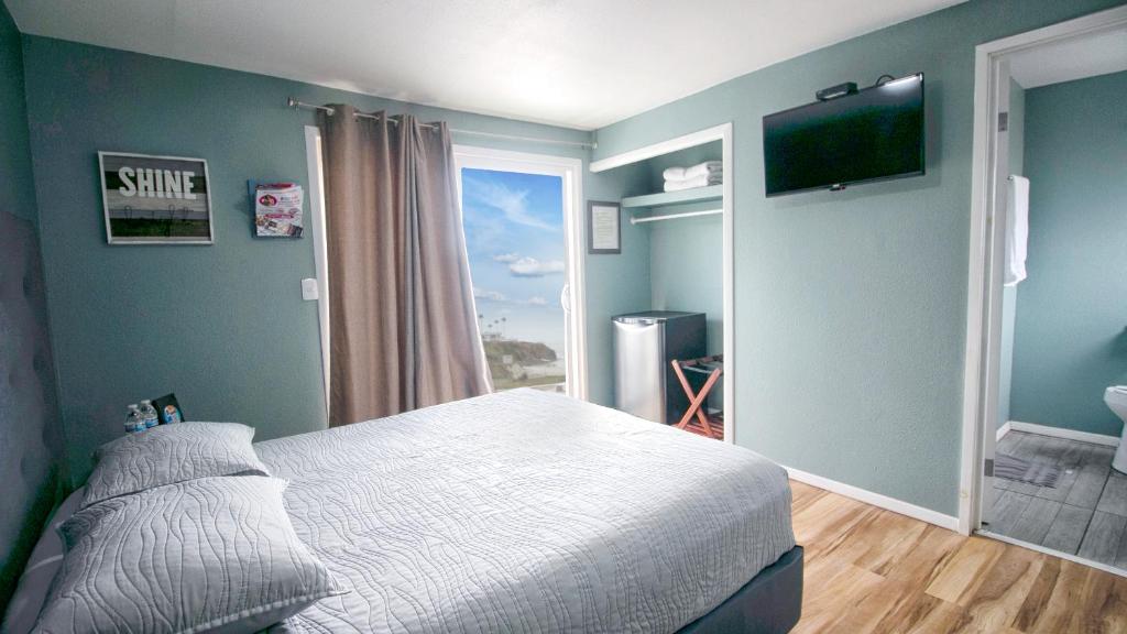 1 dormitorio con 1 cama y TV de pantalla plana en Popotla Room #3, en Divisadero