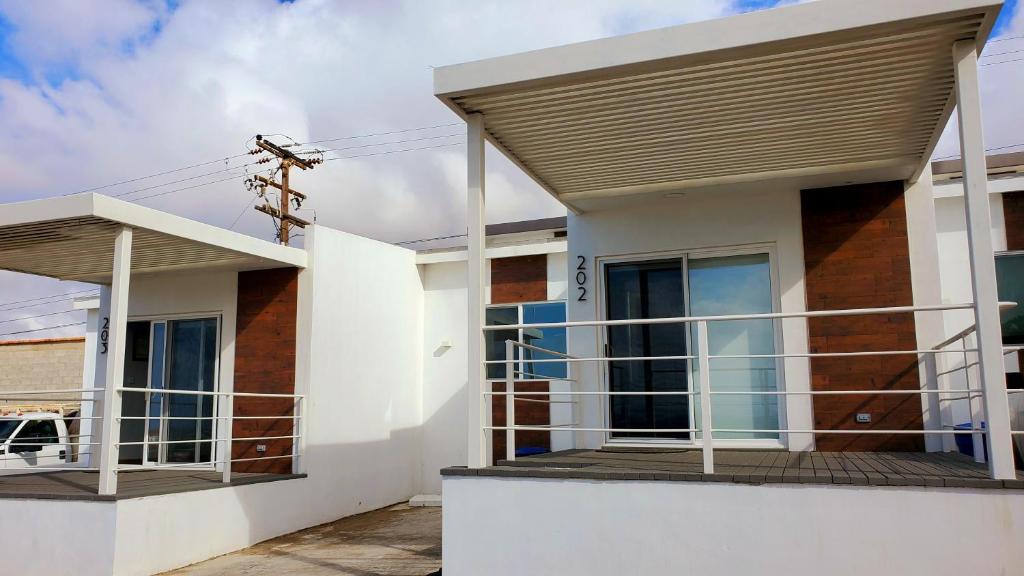 una casa con balcón frente a ella en Popotla Villa #202, en Divisadero