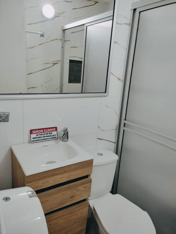 Koupelna v ubytování ApartaHotel Los Naranjos