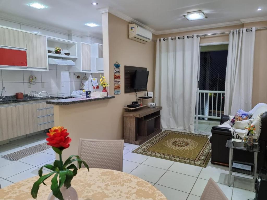 cocina y sala de estar con mesa y sofá en Life Ponta Negra, en Manaus