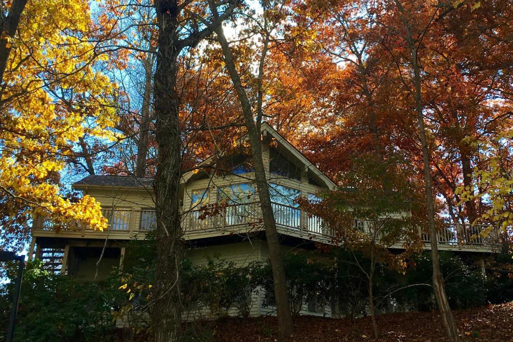 une maison avec un balcon dans les arbres dans l'établissement Lakeview on the Links, à Waynesville