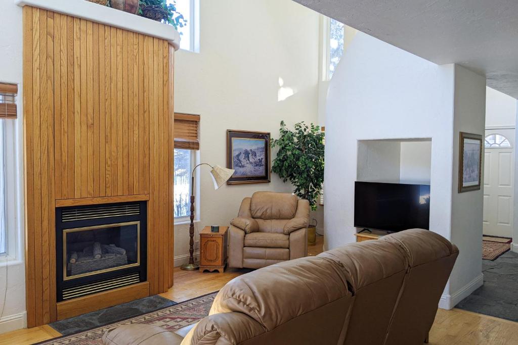 ein Wohnzimmer mit einem Sofa und einem Kamin in der Unterkunft Ski Hill Memories in Driggs
