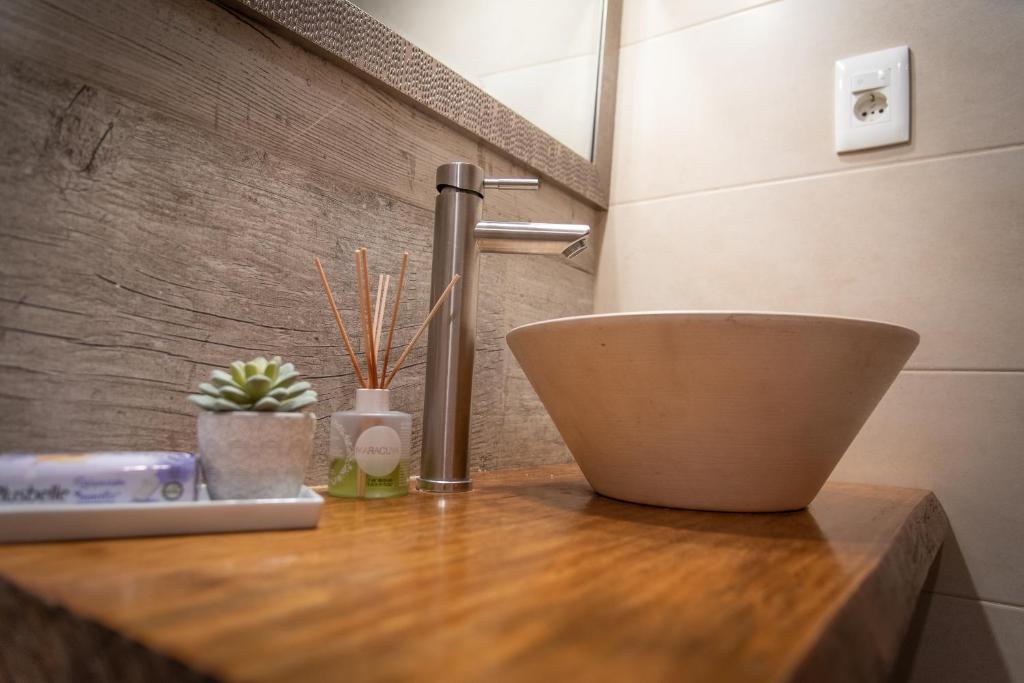 eine Badezimmertheke mit einem Waschbecken und einem Wasserhahn in der Unterkunft Marrakech Villa Serrana in Villa Serrana