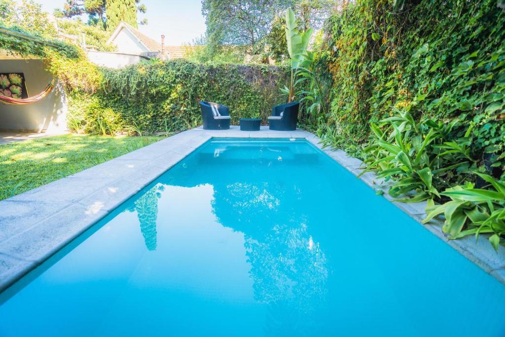 a swimming pool in the backyard of a house at Casa con Piscina en Adrogué in Adrogué