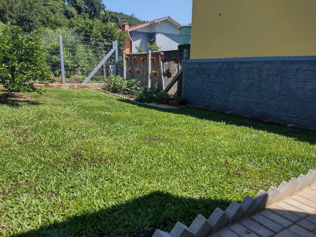 Zahrada ubytování Grey House, próximo a Gramado e ao Templo Budista