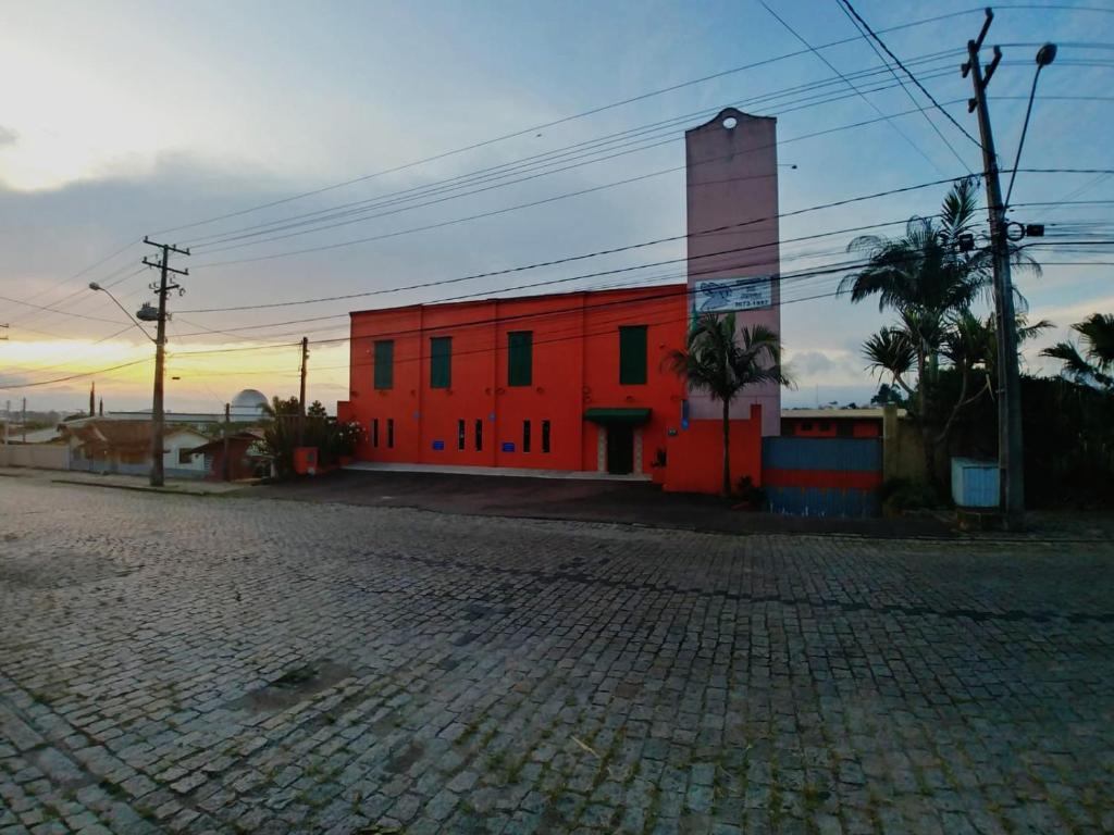 Gedung tempat penginapan berlokasi