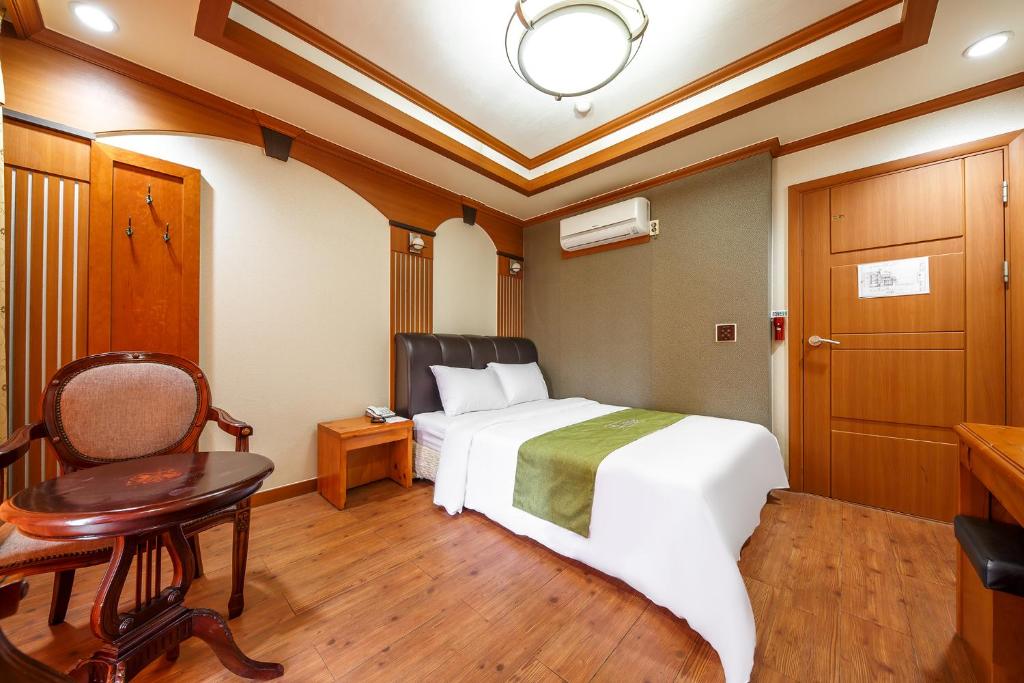 Postel nebo postele na pokoji v ubytování Drama Motel