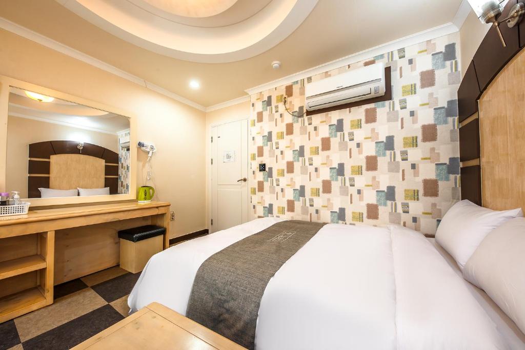 Postel nebo postele na pokoji v ubytování Drama Motel