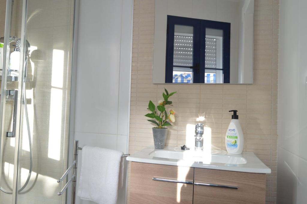 A bathroom at ALCAZAR VIEJO PARKING Tourist Córdoba