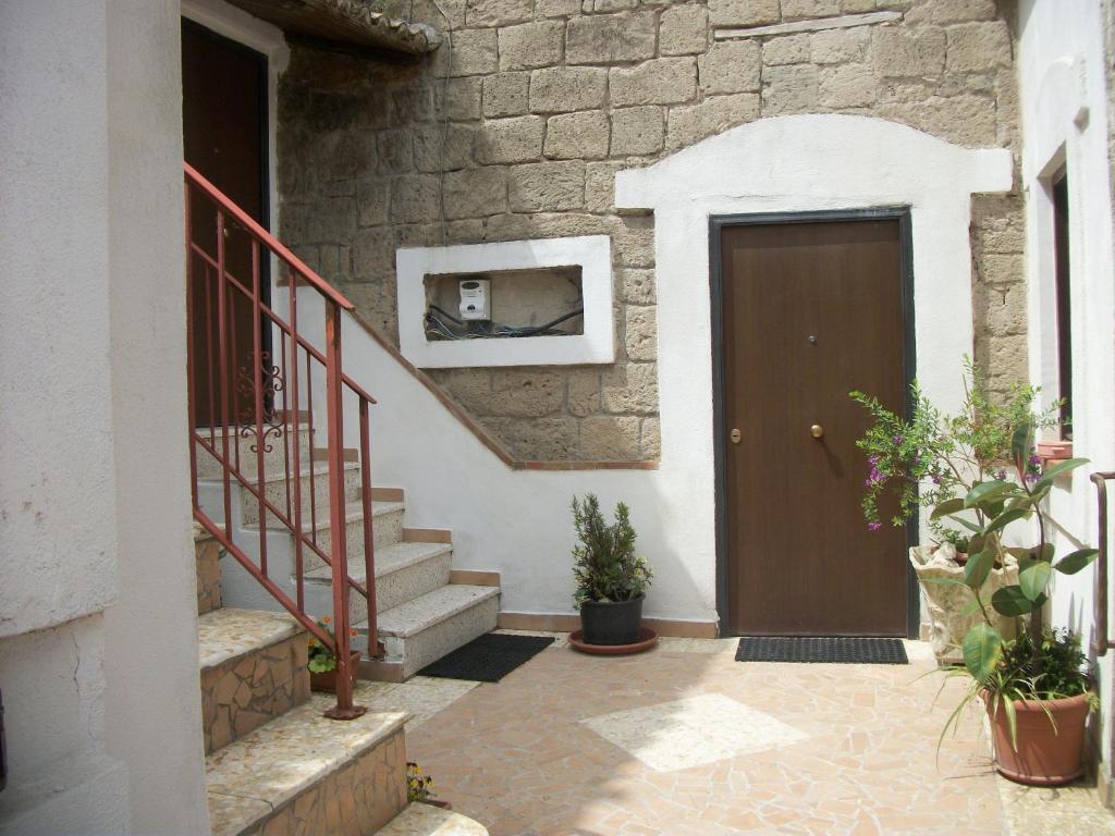 een hal met een deur en een trap met planten bij Il Casale -appartamento di 105mq- in SantʼAgata deʼ Goti