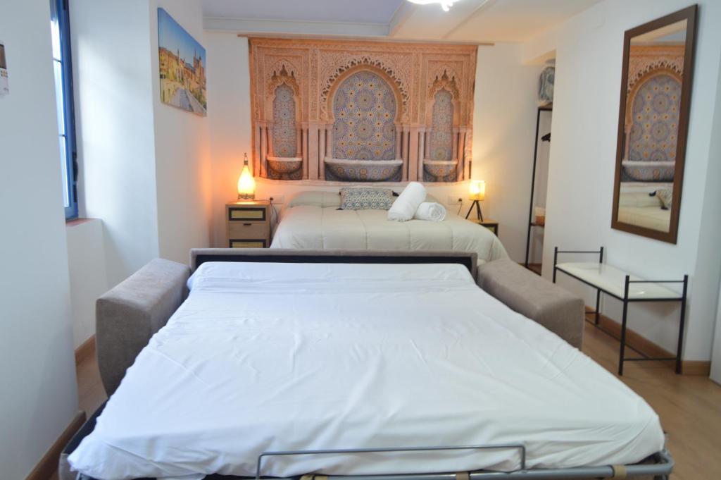 A bed or beds in a room at ALCAZAR VIEJO PARKING Tourist Córdoba