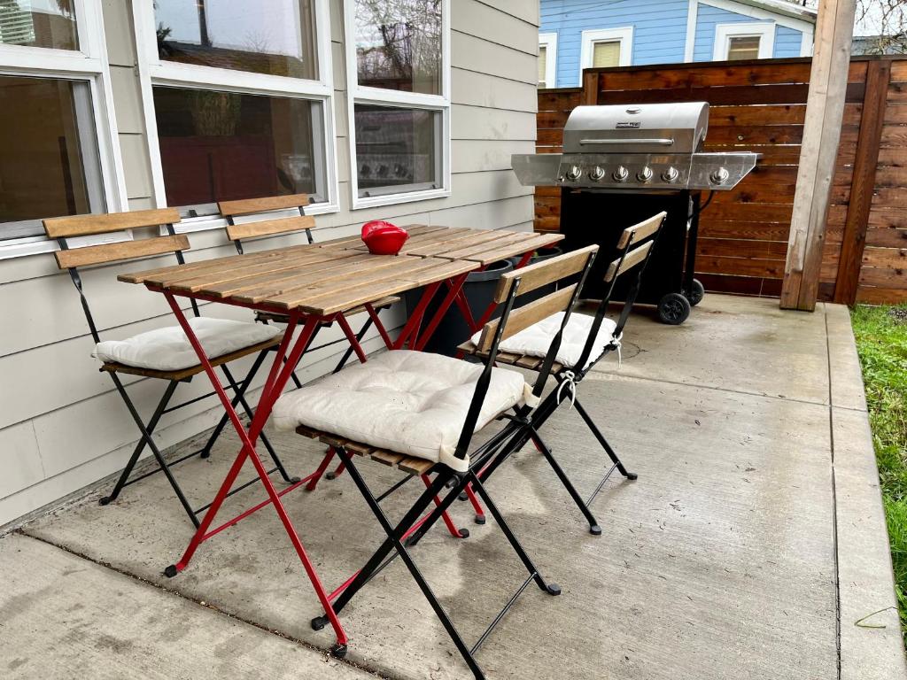 a picnic table with two chairs and a grill at Amorcito de Jenny - Shared House in Portland