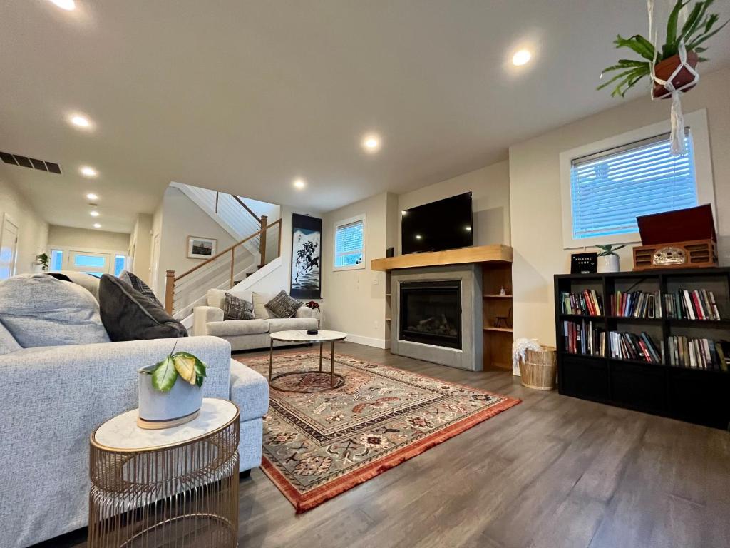 a living room with a couch and a fireplace at Amorcito de Jenny - Shared House in Portland