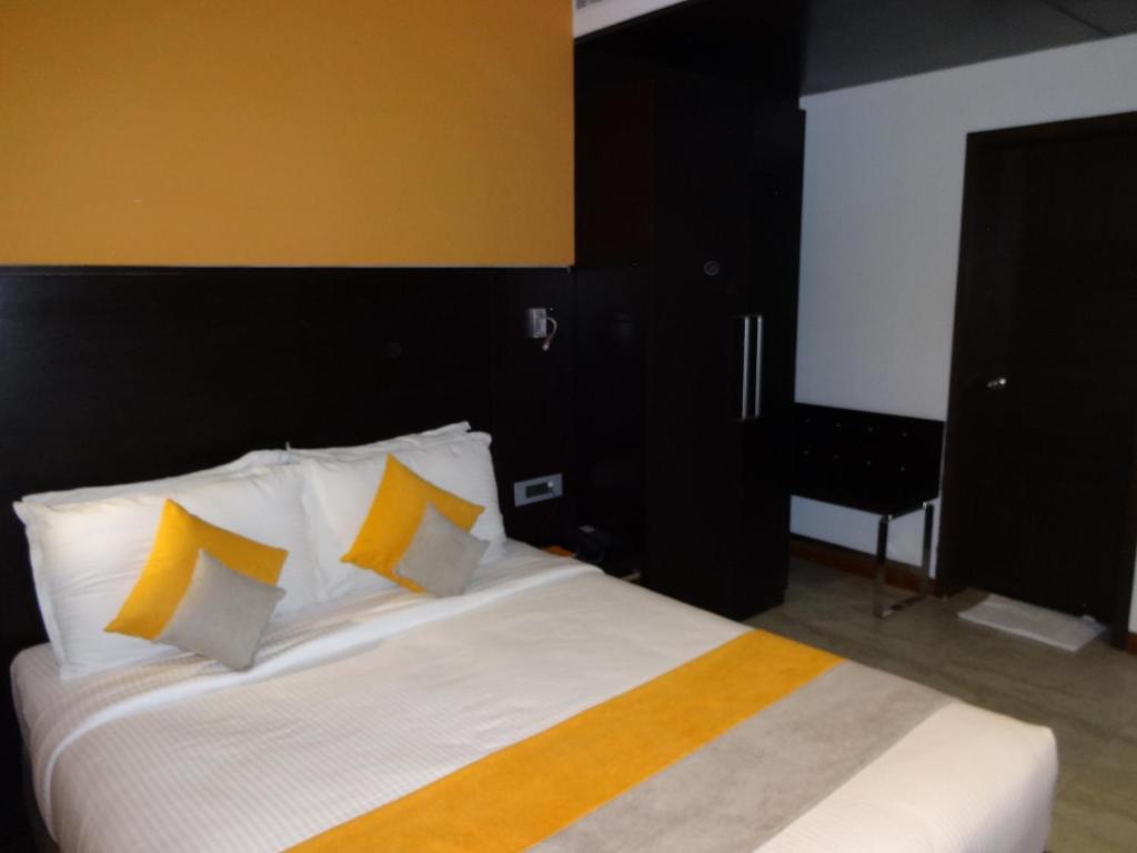 Postel nebo postele na pokoji v ubytování Astoria Hotels Madurai