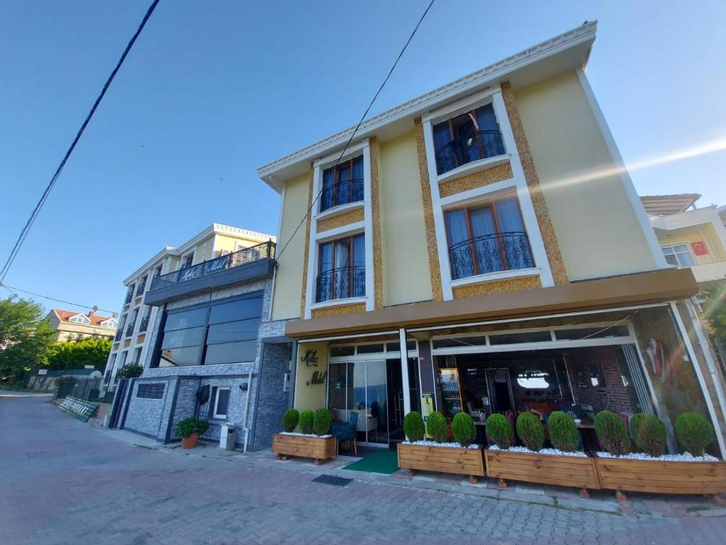 a building on the side of a street at KILIÇ MOTEL in Istanbul