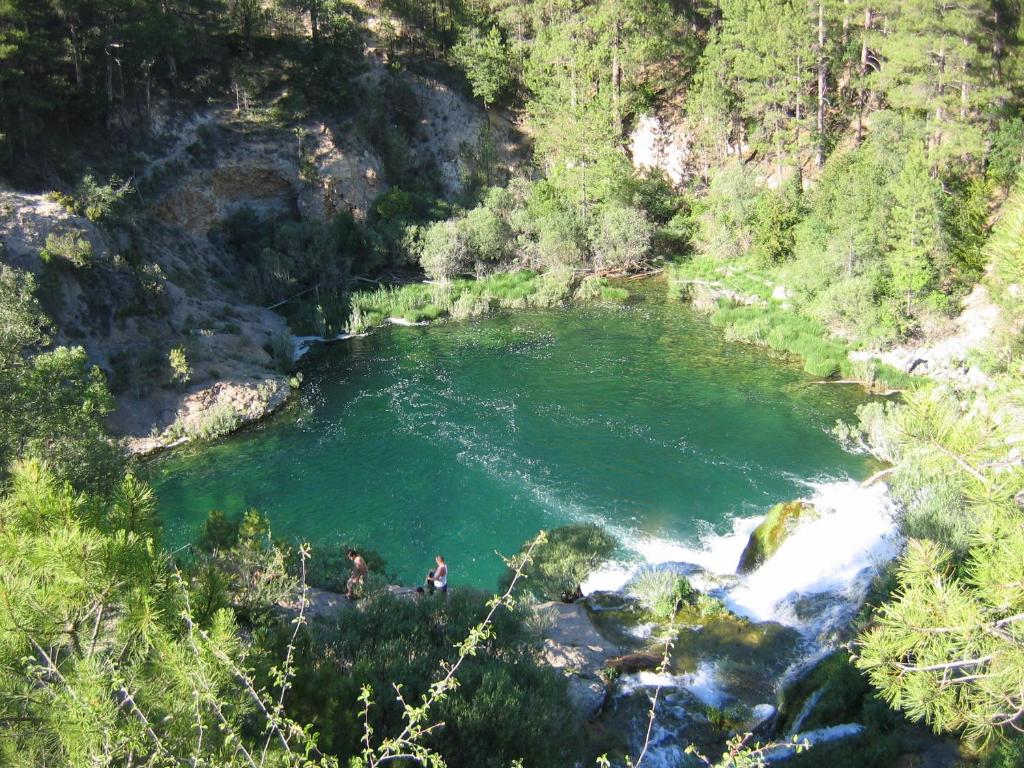 una vista aérea de una piscina de agua en un río en Apartamentos Miguel Angel, en Beteta