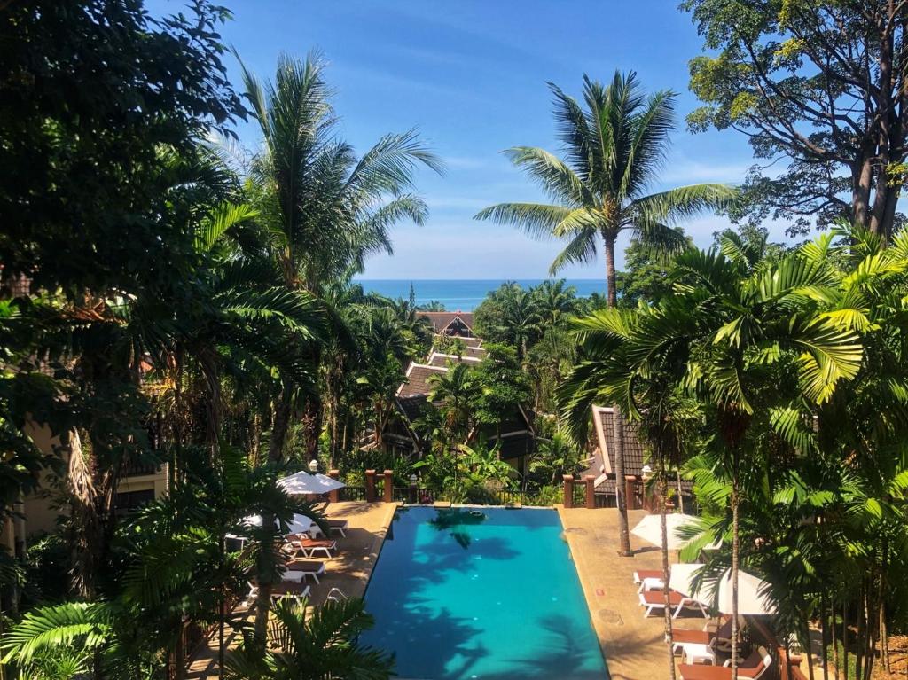 Bazén v ubytování Khaolak Palm Beach Resort nebo v jeho okolí