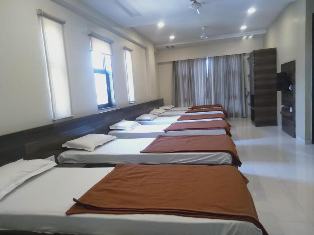 Postel nebo postele na pokoji v ubytování Sai Heera Residency Shirdi
