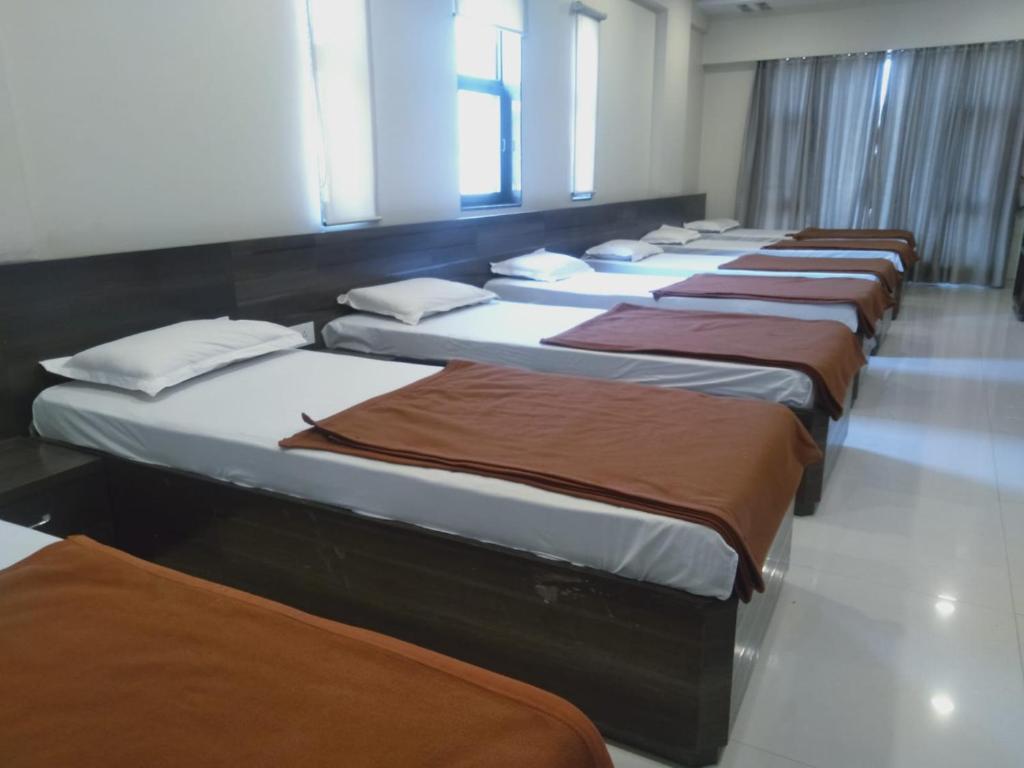 Postel nebo postele na pokoji v ubytování Sai Heera Residency Shirdi