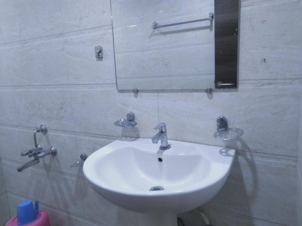 Koupelna v ubytování Sai Heera Residency Shirdi