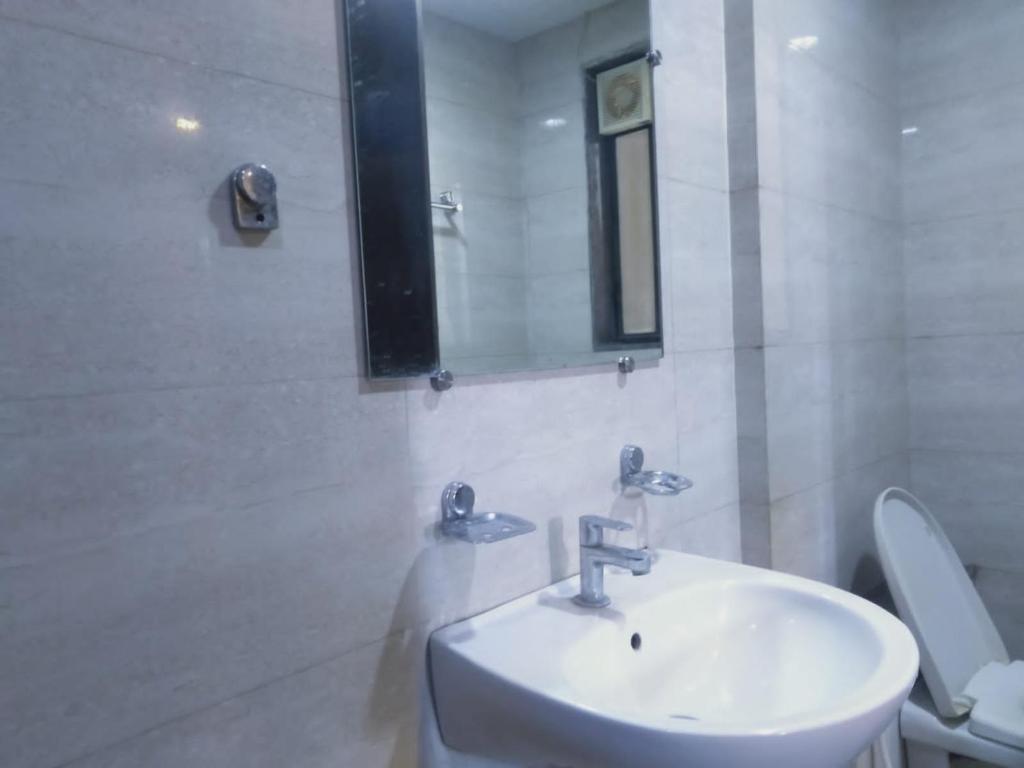 Koupelna v ubytování Sai Heera Residency Shirdi