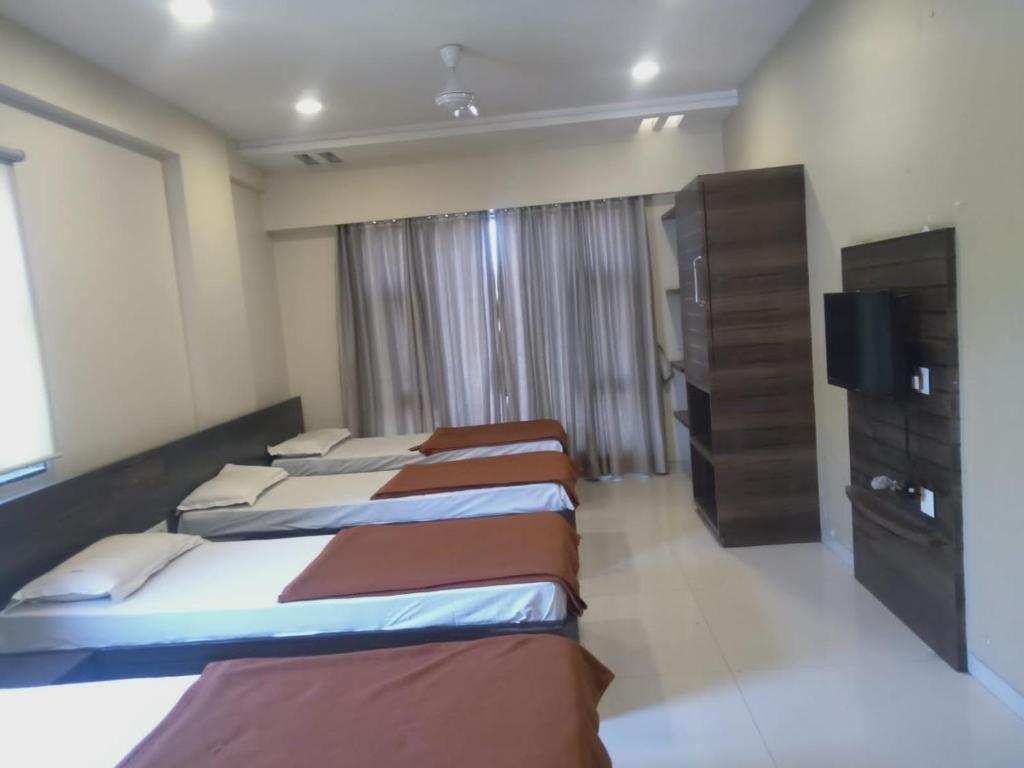 Postel nebo postele na pokoji v ubytování Sai Heera Residency Shirdi