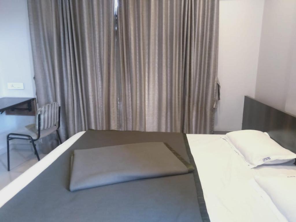 Postel nebo postele na pokoji v ubytování Sai Heera Residency Shirdi