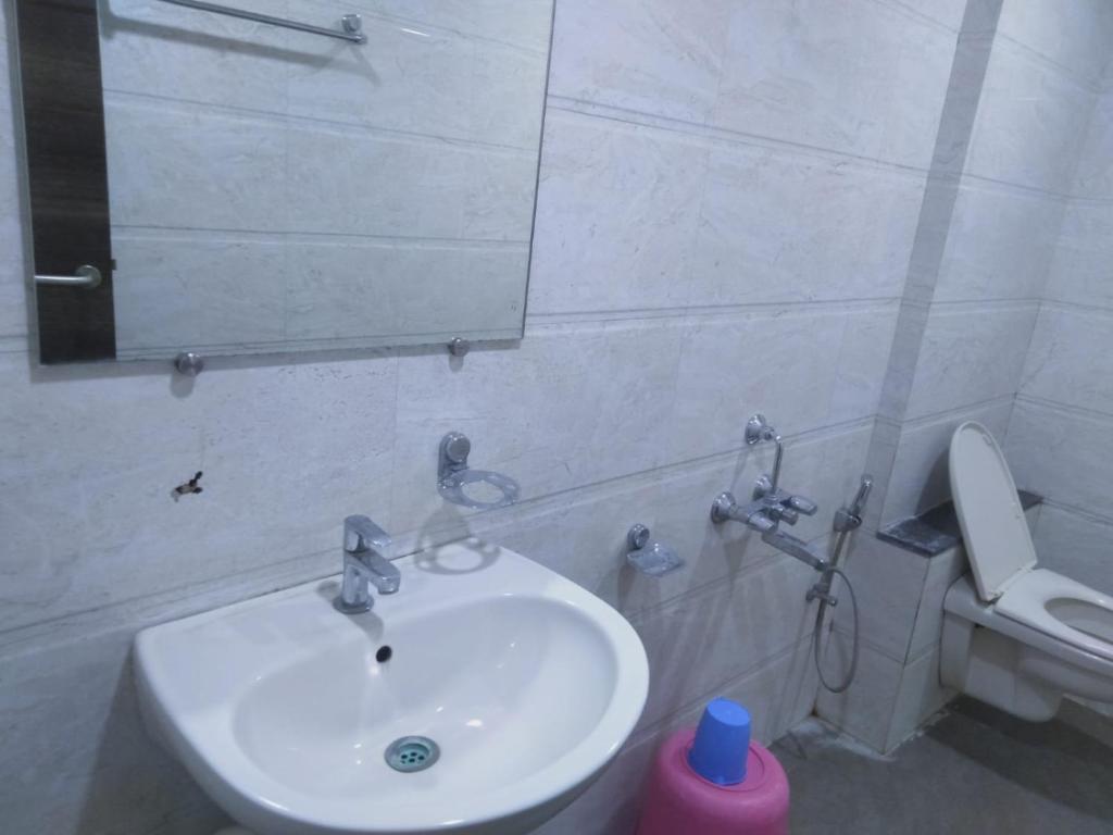 Koupelna v ubytování Sai Heera Residency Shirdi