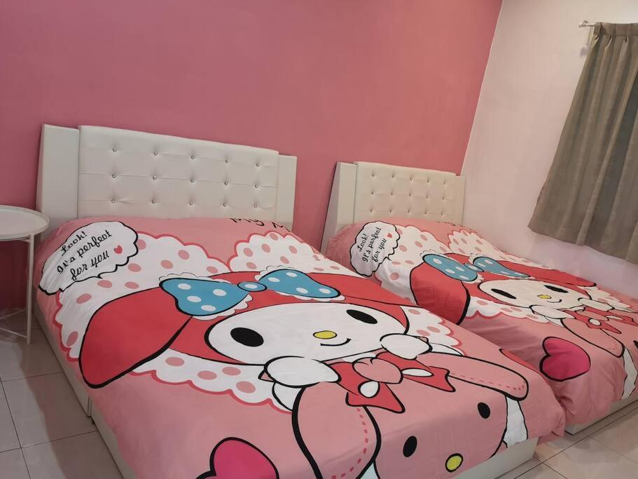 Dos kitty bed de hola en un dormitorio rosa en W36 WarmStay atGoldenHills NightMarket 4R Wifi BBQ en Brinchang