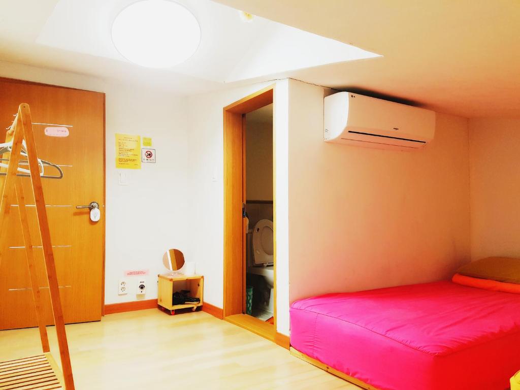 Postel nebo postele na pokoji v ubytování Tongyeong One Guesthouse