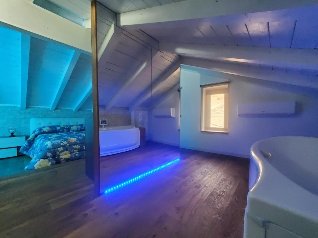 um quarto grande com uma cama e um espelho em L'edera em Altamura