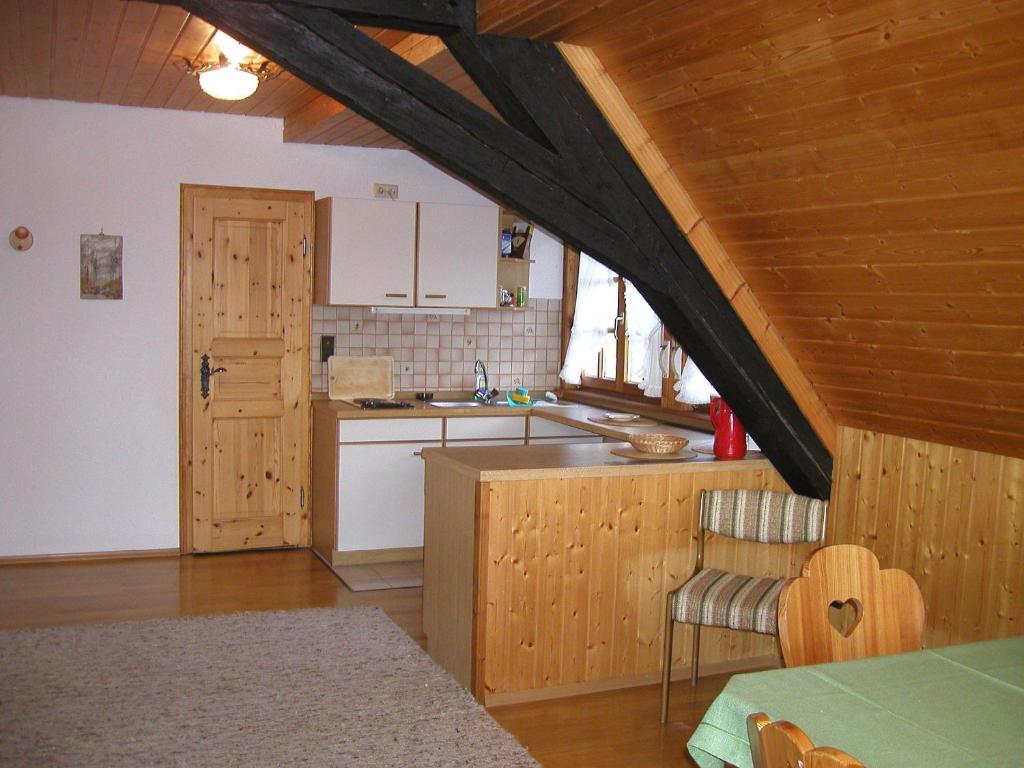 - une cuisine avec évier et comptoir dans la chambre dans l'établissement Schmalzerhisli, à Oberwolfach