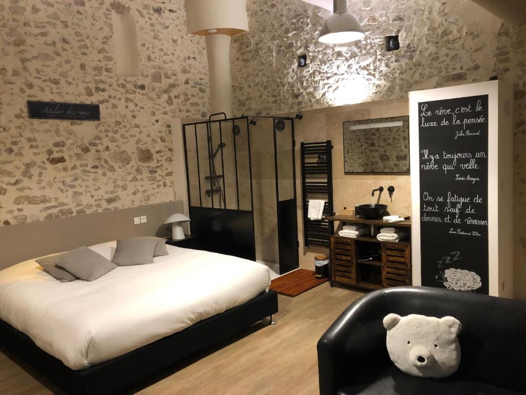 - une chambre dotée d'un lit avec un ours en peluche à côté d'une chaise dans l'établissement MAISON LUBERON, à Apt