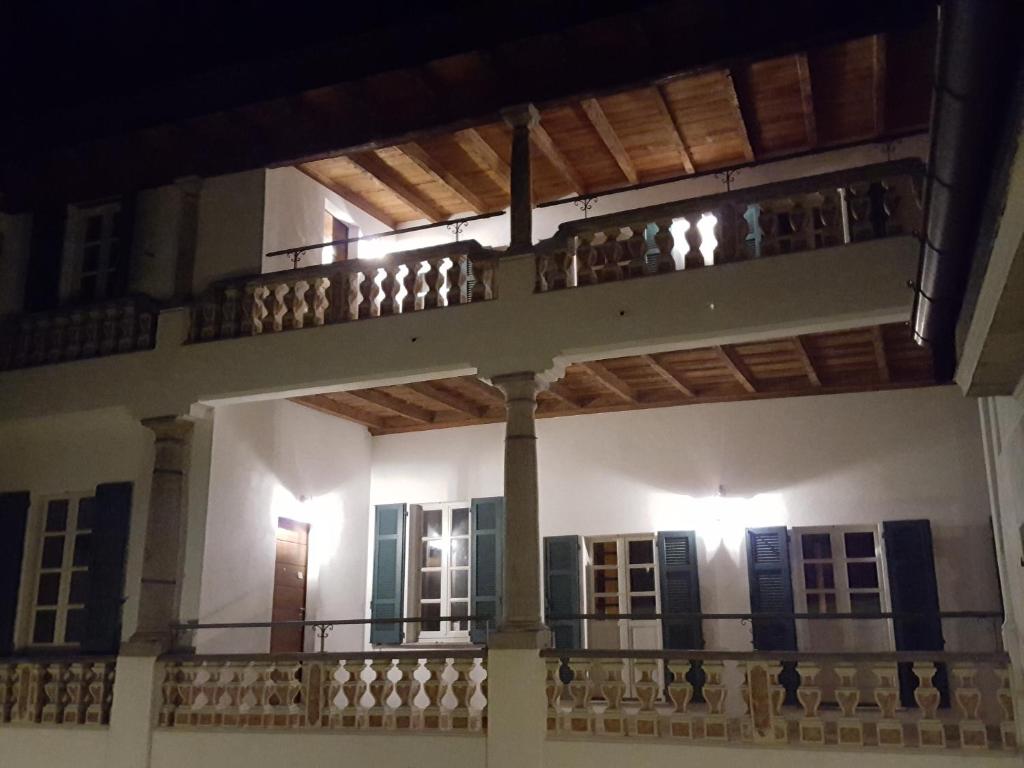 ein Gebäude mit einem Balkon mit Beleuchtung in der Unterkunft Villa Maghetti - modernized flat in historic palazzo in the center of Luino in Luino
