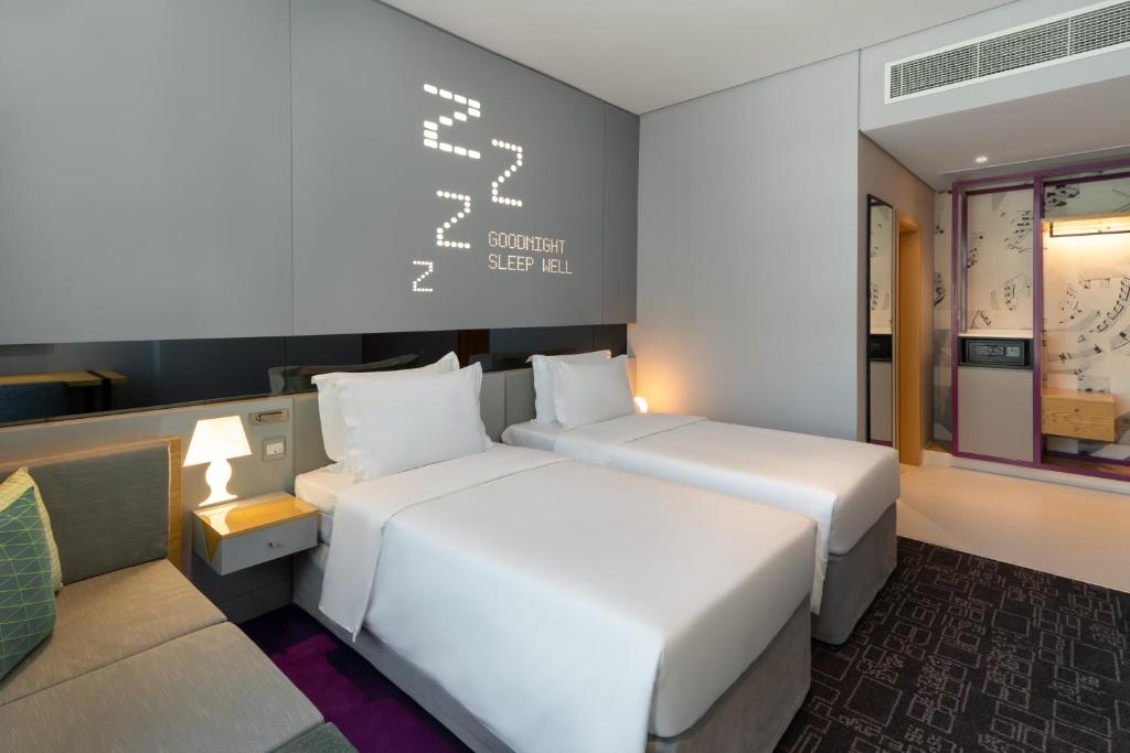 Postel nebo postele na pokoji v ubytování Studio M Al Barsha Hotel by Millennium
